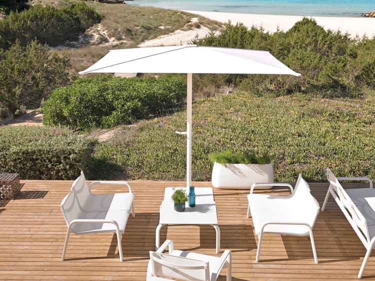 parasol design -centré-blanc-alu-blanc-partie-ombrante-planche-phénolique-Bali-Gandia-Blasco