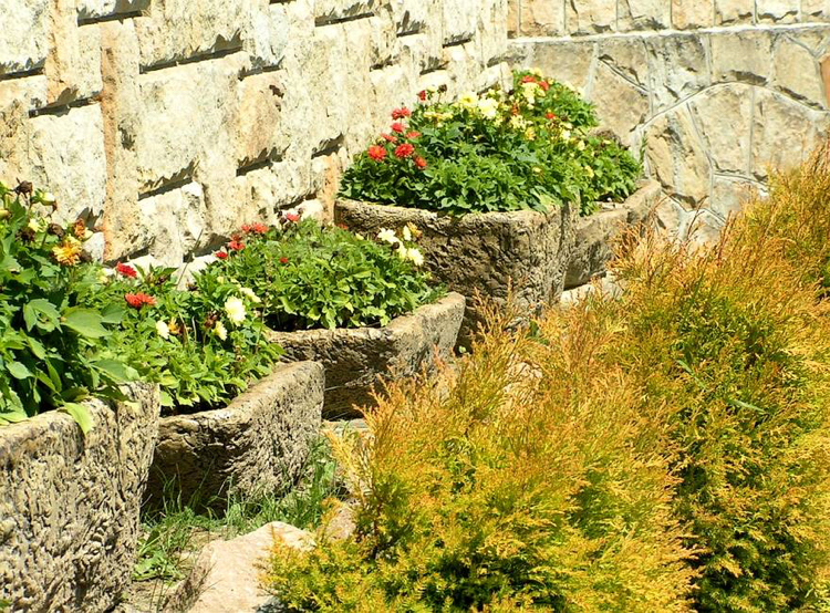 parterre-fleurs-jardinières-blocs-pierre-naturelle-creux-végétalisables