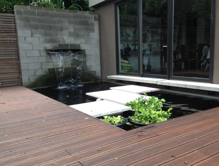 pas-japonais-piscine-3-dalles-pierre-blanche-cascade-terrasse