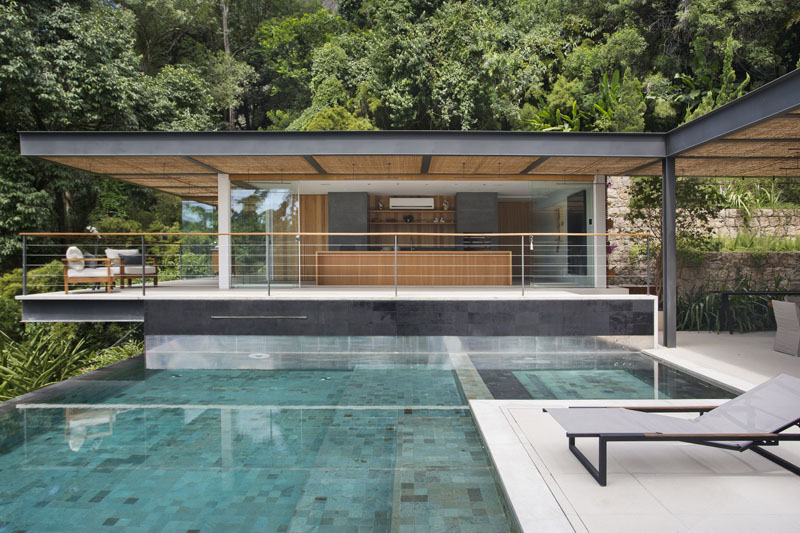 piscine à débordement -moderne-cuisine-été-couverte-bois-terrasse