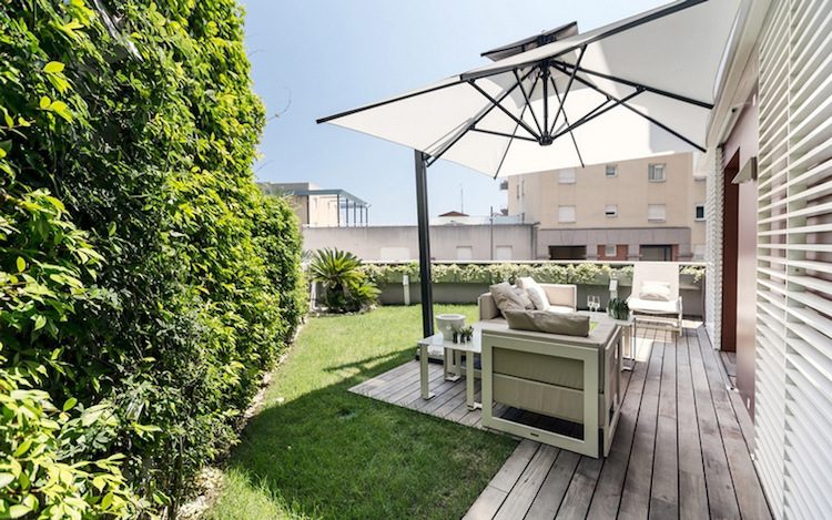 protection solaire extérieure terrasse-jardin-parasol-pied-déporté