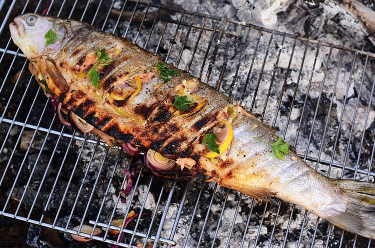 recette-barbecue-poisson-Jamie-Oliver-truite-entière-grillée