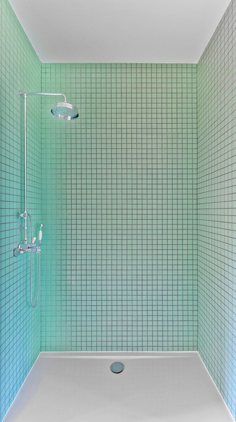 salle-bain-mosaique-murale-turquoise-bleu-maison-porte-fenêtre