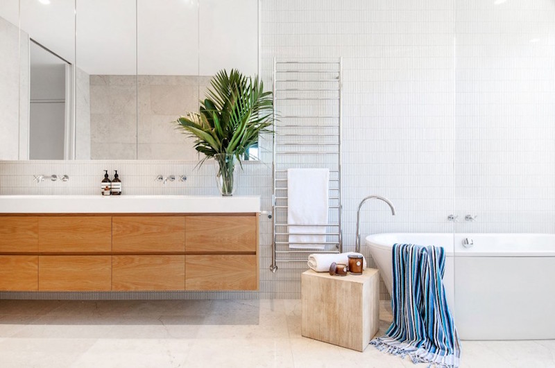 salle-bains-contemporaine-carrelage-blanc-meuble-suspendu-bois