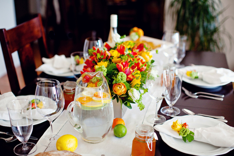table de fête estivale chemin-table-centre-table-floral-été