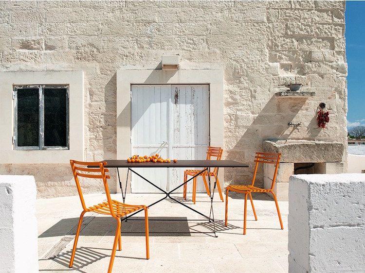 table-jardin-pliante-métallique-noire-Flower-chaises-orange-Ethimo
