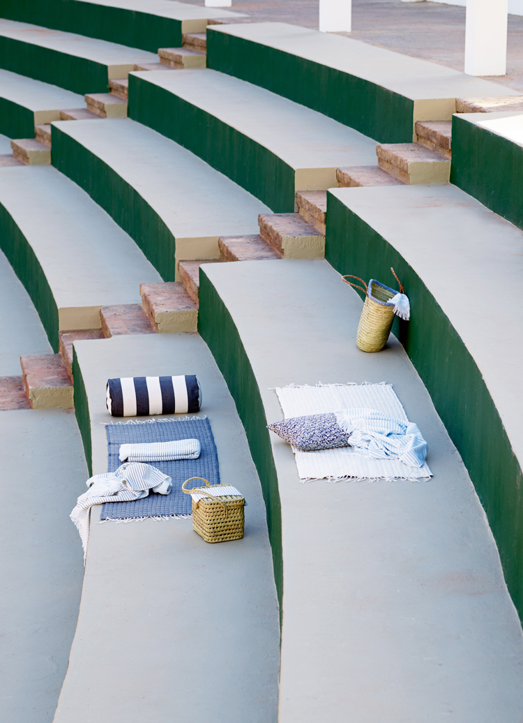 terrasse style scandinave-tapis-blanc-bleu-paniers-paille