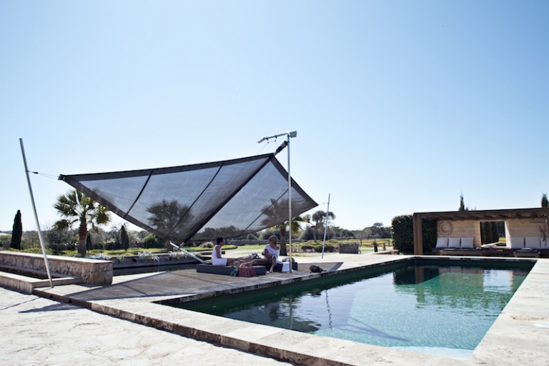 toile tendue retractable-design-moderne-zone-piscine