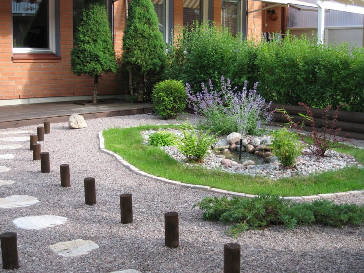 aménagement petit jardin -fontaine-décorative-arbustes-vivaecs-gravier-décoratif-allée-pas-japonais