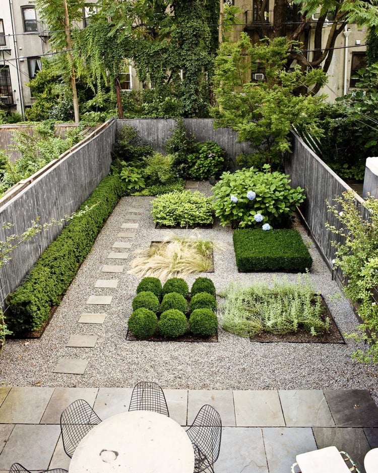 aménagement petit jardin -formel-buis-boule-allée-pas-japonais-bordure-buis