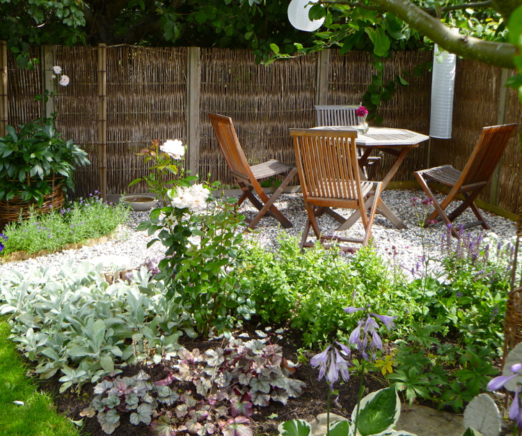 aménagement petit jardin -gravier-décoratif-plantes-ombre-coin-repas