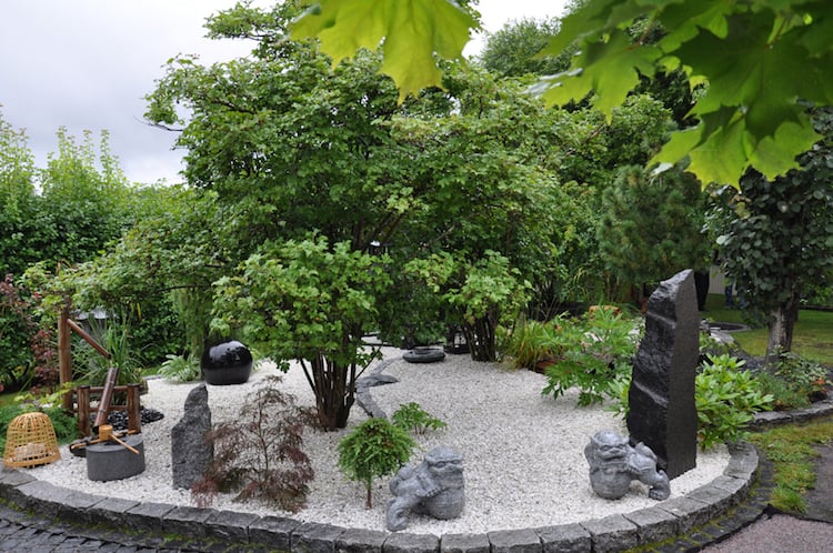 aménagement petit jardin -japonais-gravier-roches-érable-japonais