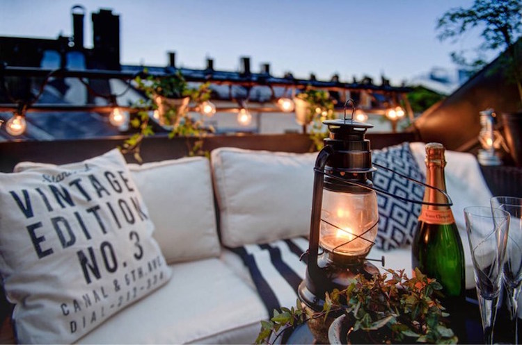 aménagement toit terrasse -accessoires-assortis-déco-coussins-lanterne-guirlande-lumineuse