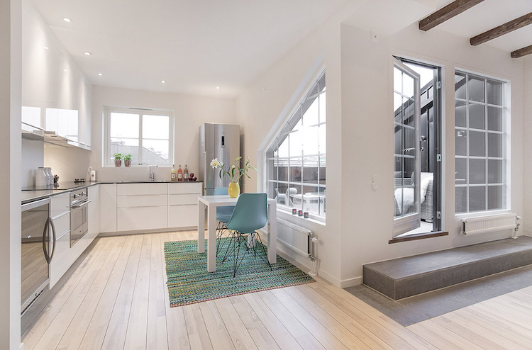 aménagement toit terrasse -appartement-mansardé-cuisine-moderne-blanche