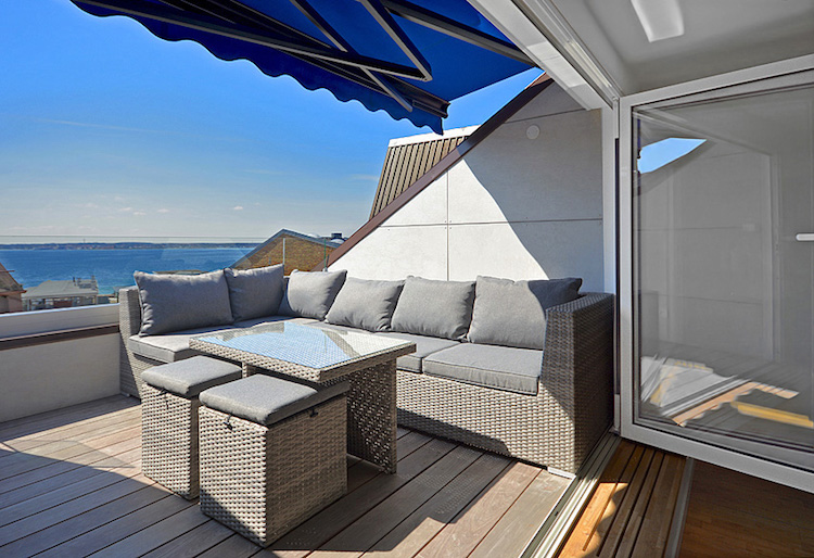 aménagement toit terrasse -auvent-bleu-salon-jardin-tressé-moderne