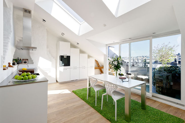 aménagement toit terrasse -baie-vitrée-coulissante-cuisine-blanche-moderne