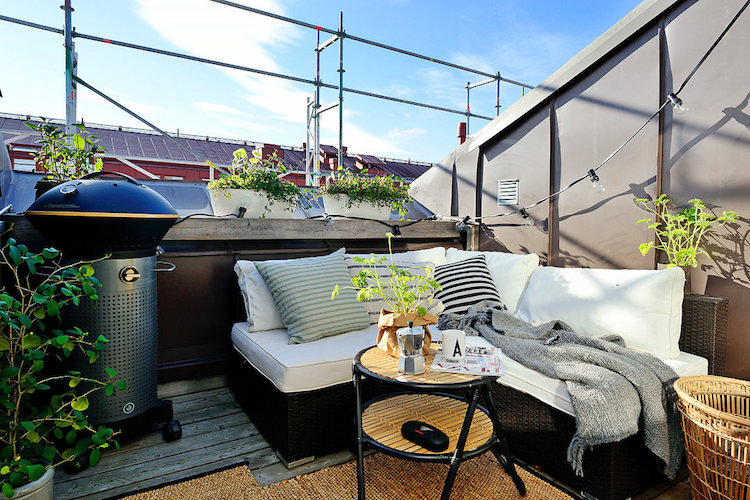aménagement toit terrasse -canapé-angle-résine-tressée-barbecue-tapis-extérieur-déco-plantes-vertes
