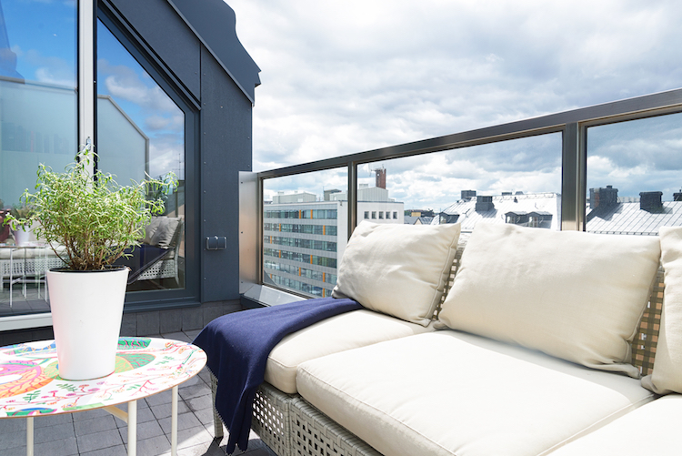 aménagement toit terrasse -canapé-tressé-moderne-coussins-amovibles-table-basse-blanche