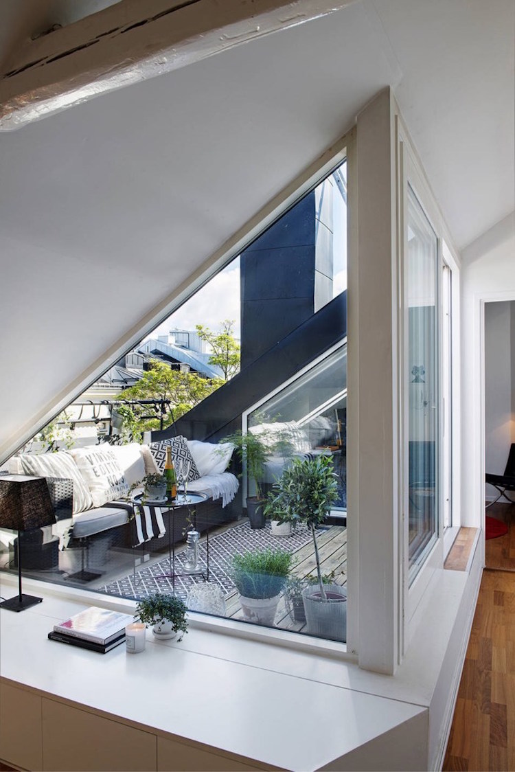 aménagement toit terrasse -moderne-appartement-mansardé-tapis-extérieur-noir-blanc-coussins-plantes-vertes