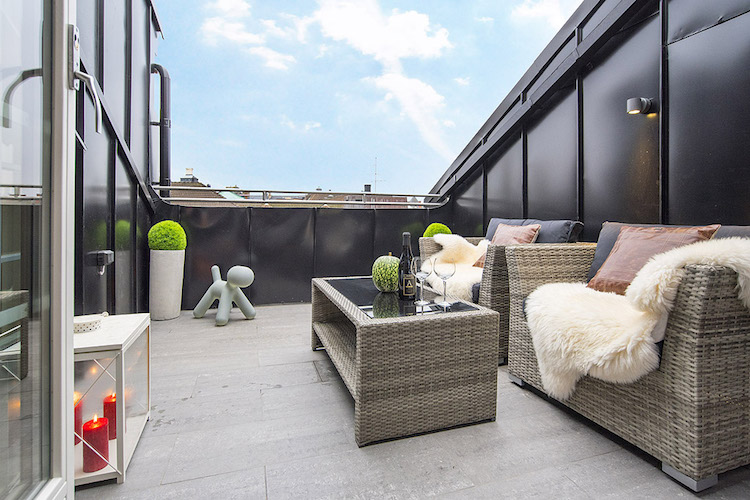 aménagement toit terrasse -salon-jardin-rotin-moderne-coussins-extérieur-carrelage-sol