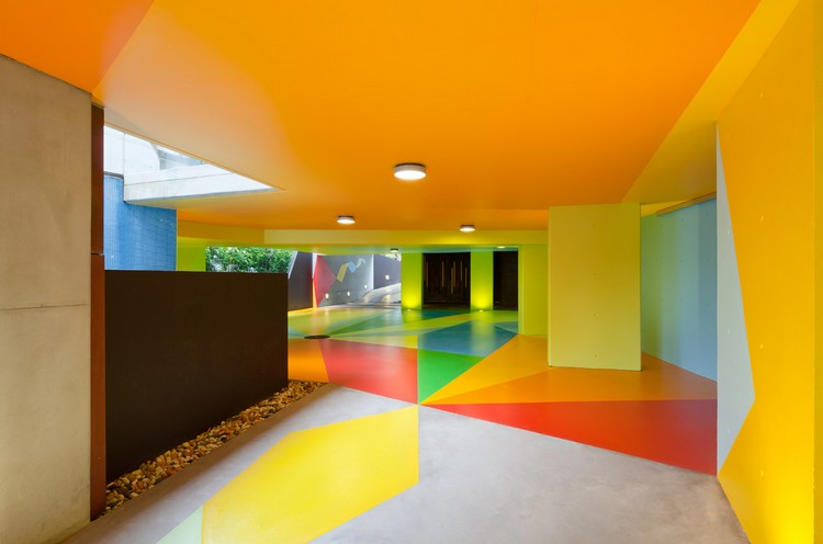 aménagement-garage-moderne-coloré-sol-peinture-plafond