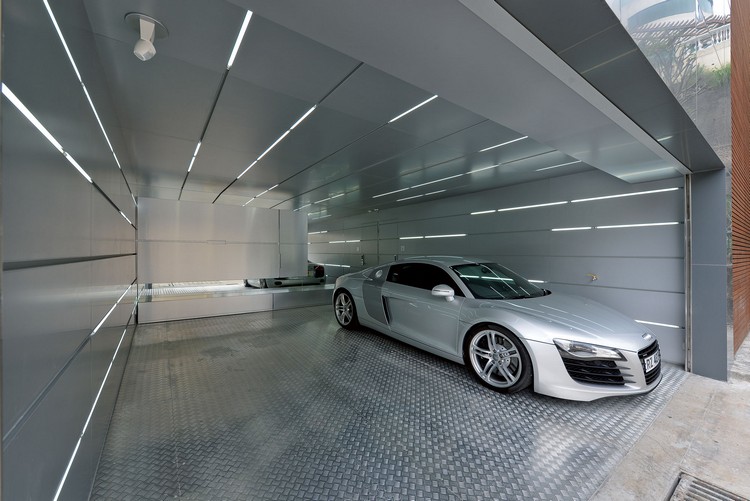 aménagement-garage-moderne-métallique-sol-gris-plafond-futuriste