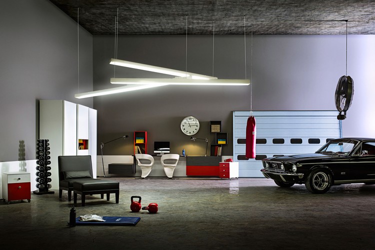 aménagement-garage-moderne-plafond-gris-murs-chaises-design