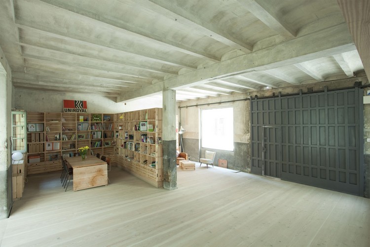 aménagement-garage-moderne-rustique-poutres-plafond-blanc-bois