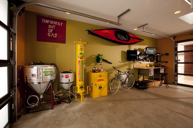 aménagement-garage-moderne-rétro-peinture-jaune-déco-murale-rouge