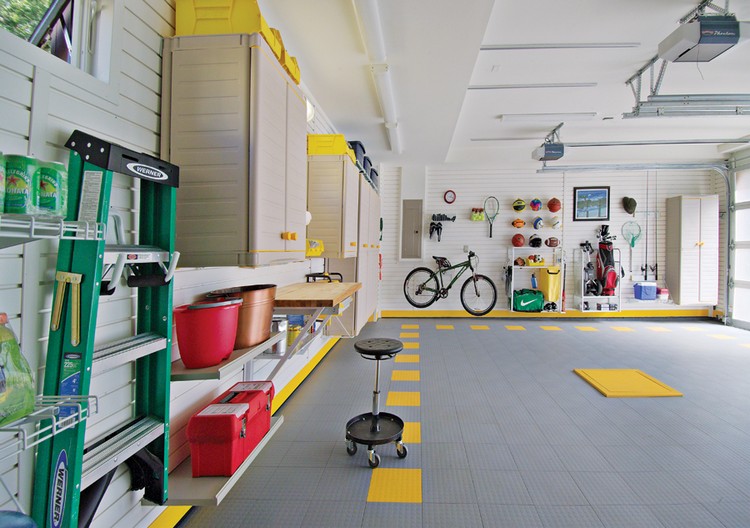 aménagement-garage-moderne-sol-gris-jaune-plafond-blanc