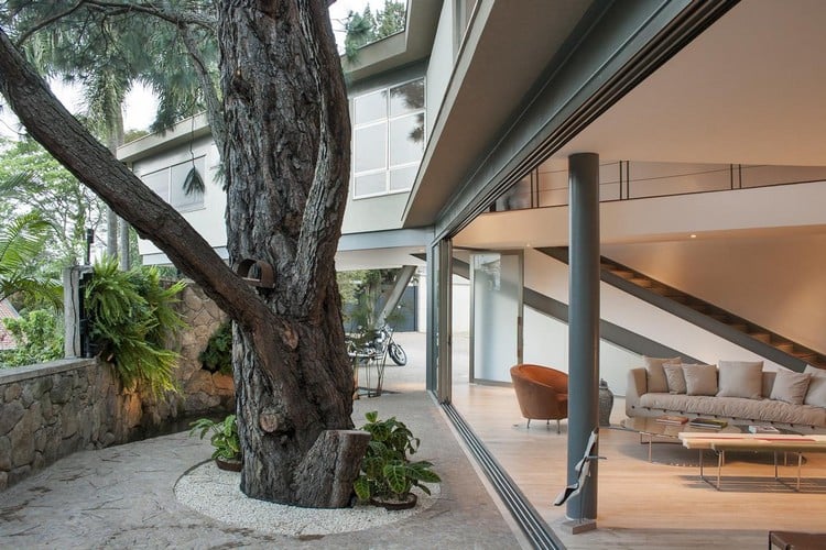 arbre-jardin-sol-pierre-canapé-design-terrasse-moderne