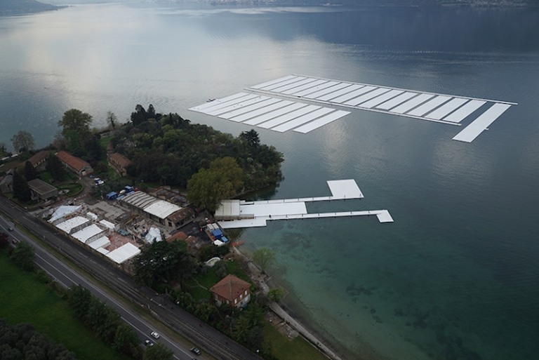 artiste-Christo-Jeanne-Claude-installation-lac-Iseo-jetée-flottante-emballée