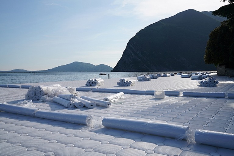 artiste-Christo-Jeanne-Claude-lac-Iseo-promenade-flottante-plate-formes