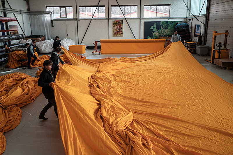 artistes Christo et Jeanne-Claude-lac-Iseo-quai-flottant-emballé-tissu-jaune