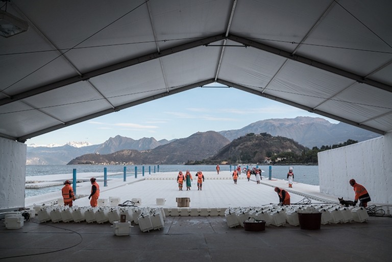 artiste-Christo-Jeanne-Claude-projet-lac-Iseo-jetée-flottante-mise-en-place