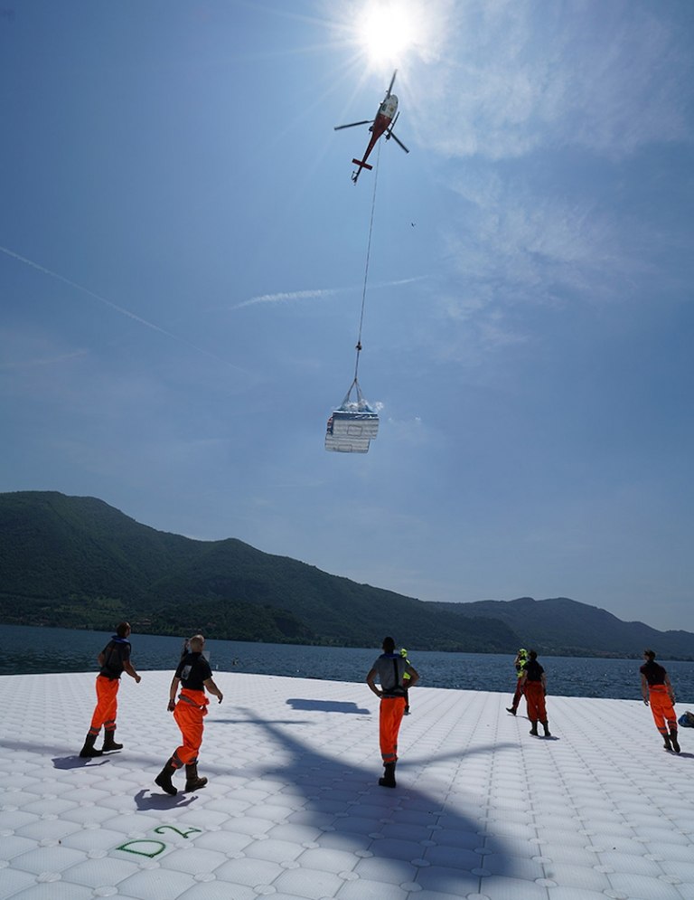 artiste-Christo-Jeanne-Claude-projet-lac-Iseo-livraison-feutre-hélicoptère