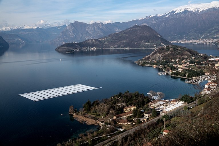 artiste-Christo-projet-italien-lac-Iseo-promenade-flottante-emballée