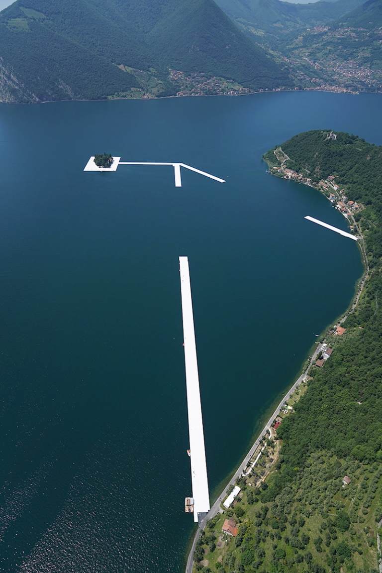 artiste-bulgare-Christo-Jeanne-Claude-projet-lac-Iseo-jetée-flottante-emballée