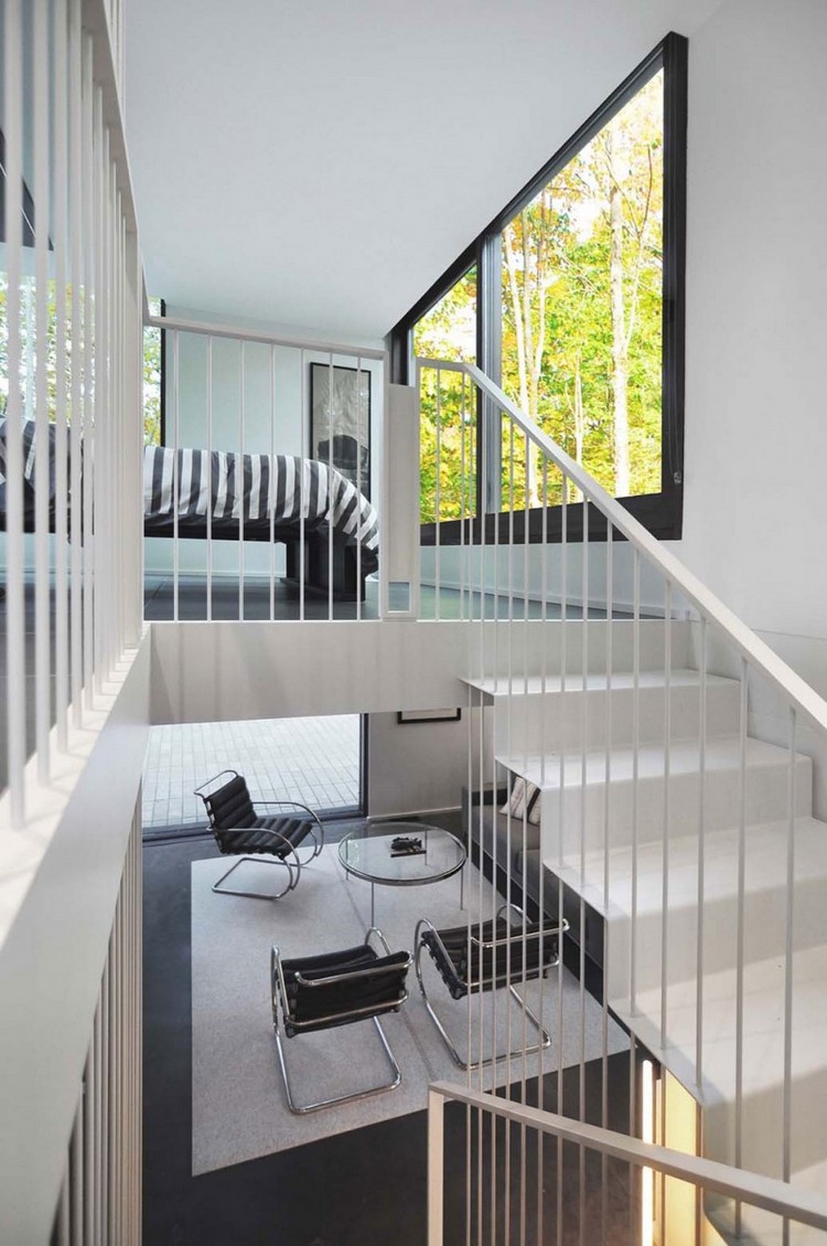 bardage-maison-intérieur-luxe-escalier-métallique-blanc