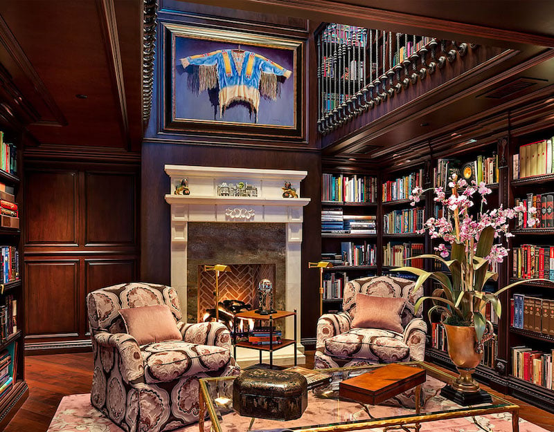 bibliothèque déco classique-bois-massif-foncé-cheminée-fauteuils