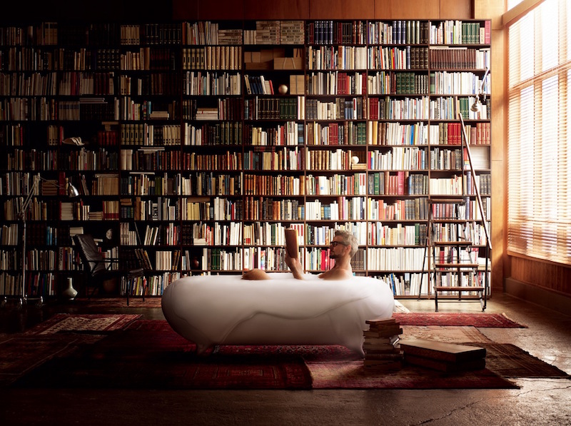 bibliothèque-déco-sol-plafond-baignoire-sur-pieds-ovale