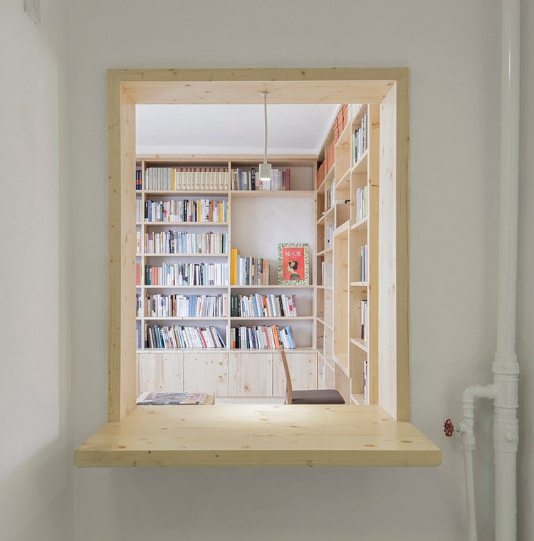 bibliothèque-bois-massif-table-lecture-bois-clair-design