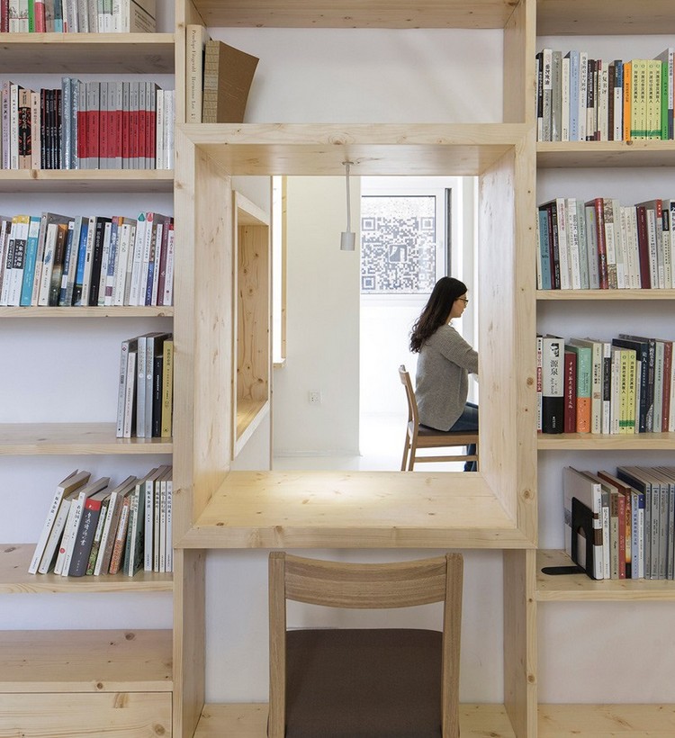bibliothèque-bois-massif-table-lecture-design-appartement