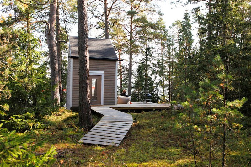 cabane en bois habitable dans-les-arbres-terrasse-allée-Finland-Robin-Falck