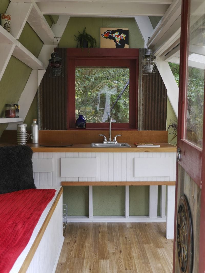 cabane-bois-habitable-kitchentte-évier-banc-rangement-terrasse-couverte