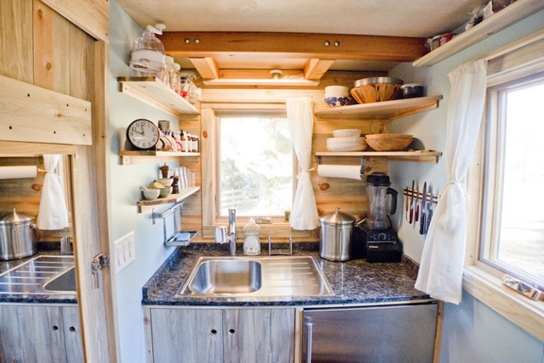 cabane-bois-habitable-passive-kitchenette-évier-étagères-rangement