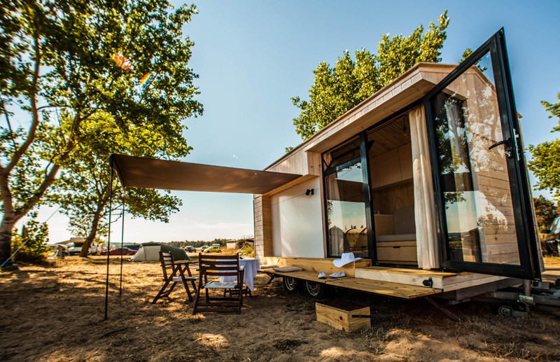 cabane en bois habitable sur-roues-mini-terrasse-auvent-rétractable