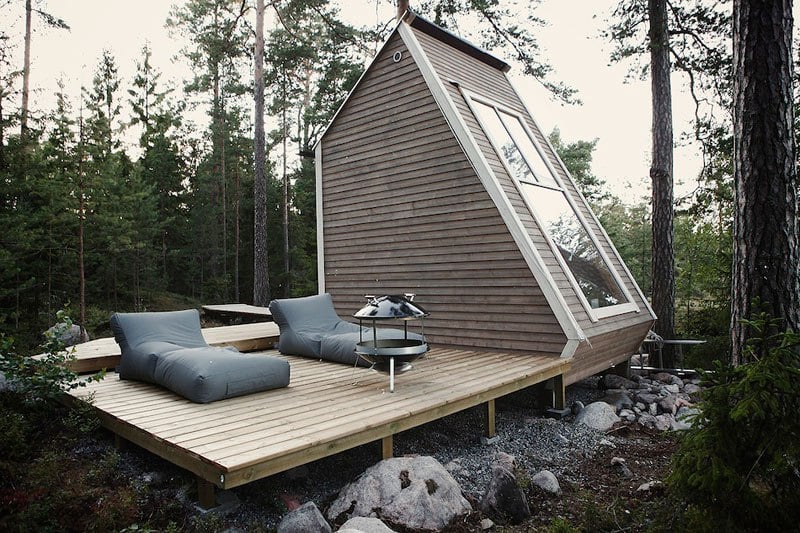 cabane en bois habitable terrasse-barbecue-pieds-chaise-longues-forêts-Finland