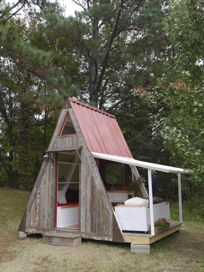 cabane en bois habitable toiture-tôle-ondulée-en-A-terrasse-couverte