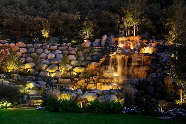 cascade bassin de jardin en rochers, terrasse en bois composite et mobilier  de jardin assorti